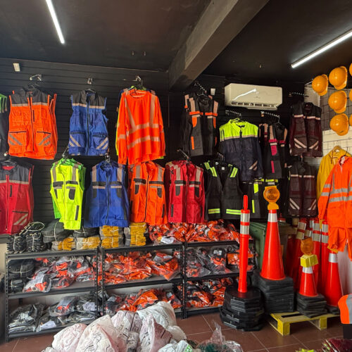 Chalecos reflejantes, conos y ropa de alta visibilidad para seguridad en Cancún