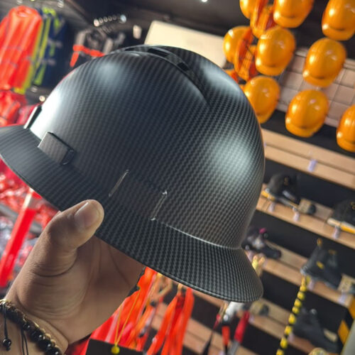 Casco de seguridad industrial negro para protección personal en trabajos de obra