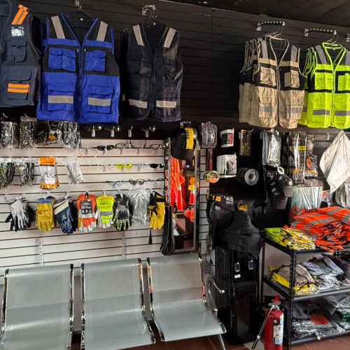 Chalecos, guantes, lentes y equipo de protección personal en tienda Worki Cancún
